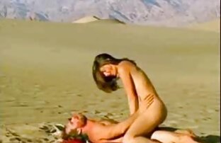 XXX Superbe fille bouclée chevauche une bite film x gratuit massage dure
