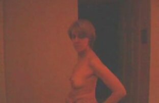 XXX Jolie brune tatouée sexe films gratuits baise la chatte en cam